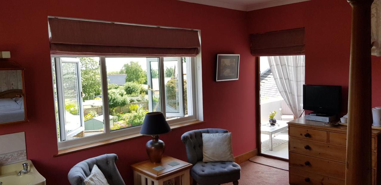 Bed and Breakfast Wychwood House Penally Экстерьер фото
