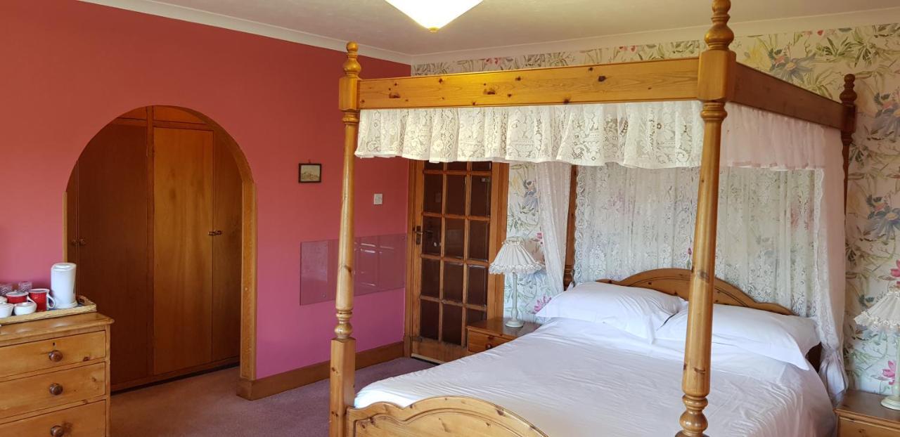 Bed and Breakfast Wychwood House Penally Экстерьер фото