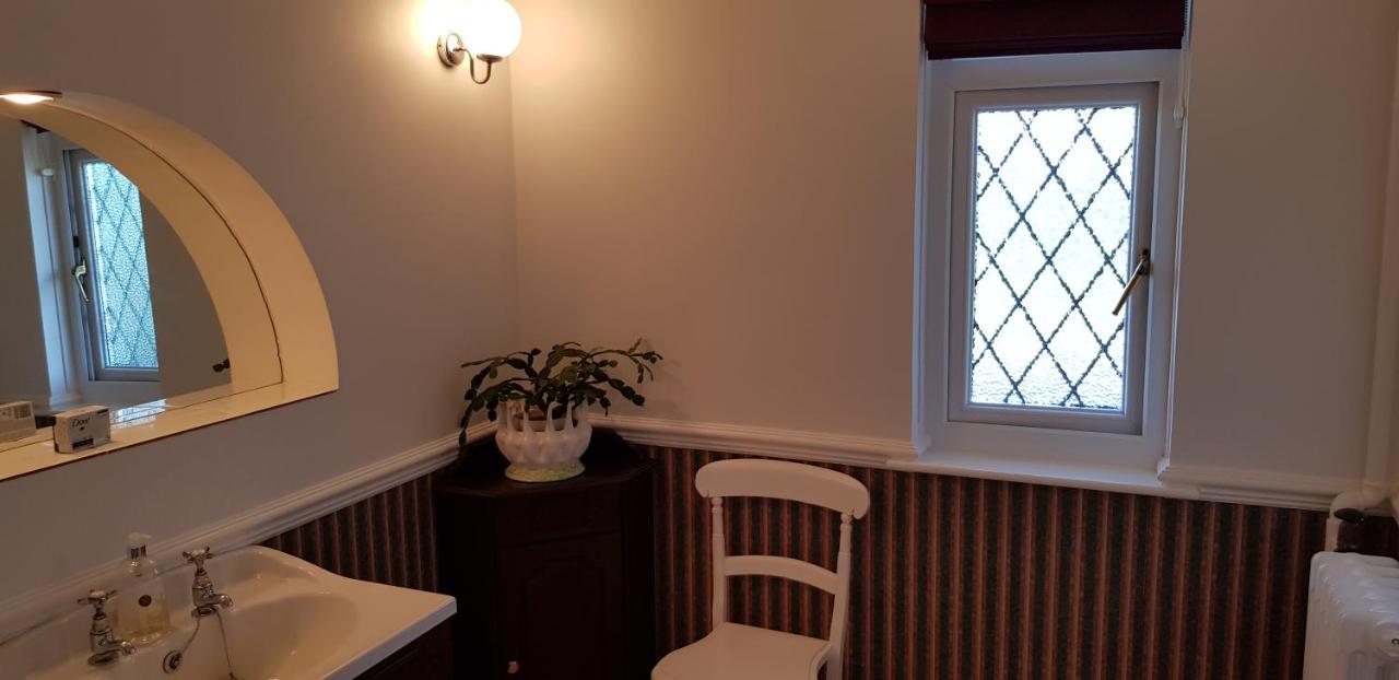 Bed and Breakfast Wychwood House Penally Экстерьер фото