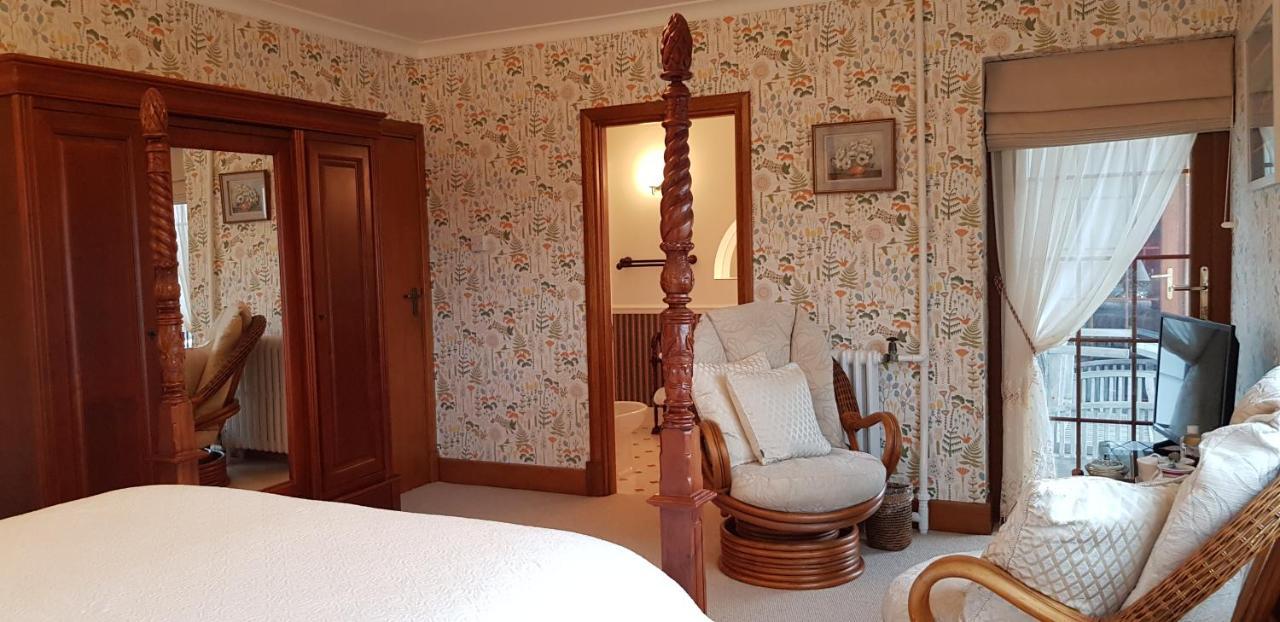 Bed and Breakfast Wychwood House Penally Экстерьер фото