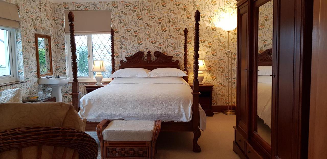 Bed and Breakfast Wychwood House Penally Экстерьер фото