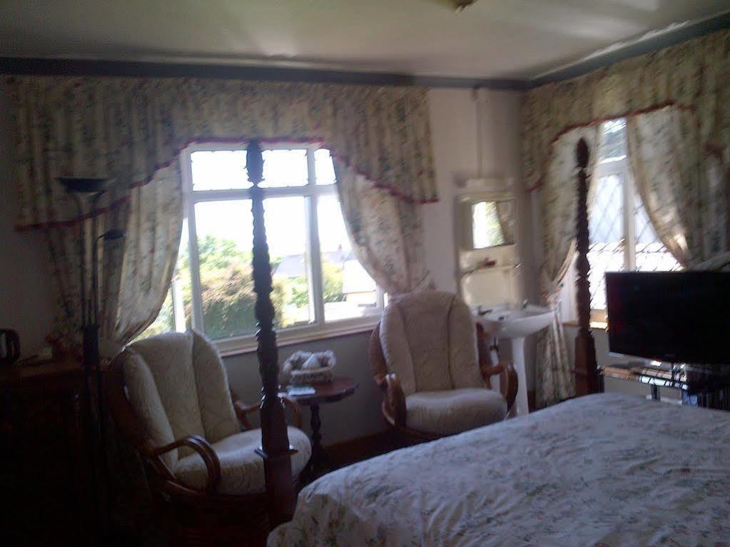 Bed and Breakfast Wychwood House Penally Экстерьер фото